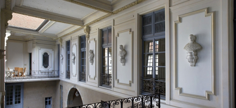 Vue de la partie supérieure de la cage d'escalier, de trois quarts gauche. © Région Bourgogne-Franche-Comté, Inventaire du Patrimoine
