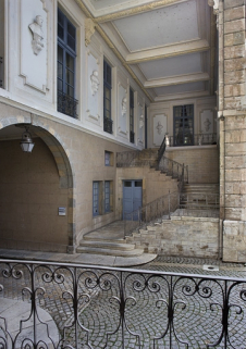 Vue d'ensemble du portail d'entrée sur cour et de l'escalier, depuis l'aile droite. © Région Bourgogne-Franche-Comté, Inventaire du Patrimoine