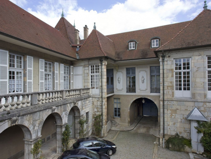 Vue du logis depuis la terrasse, de trois quarts droit. © Région Bourgogne-Franche-Comté, Inventaire du Patrimoine