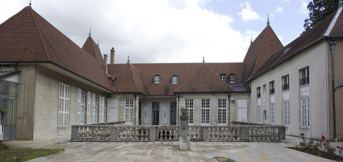 Vue du logis depuis la terrasse, de face. © Région Bourgogne-Franche-Comté, Inventaire du Patrimoine