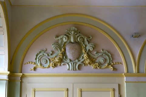 Orangerie, intérieur : détail du décor d'un dessus de porte, de face. © Région Bourgogne-Franche-Comté, Inventaire du Patrimoine