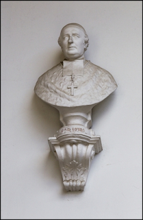 Décor de la cage d'escalier : buste de monseigneur Dubourg, archevêque. © Région Bourgogne-Franche-Comté, Inventaire du Patrimoine