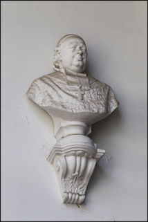 Décor de la cage d'escalier : buste d'un archevêque non identifié. © Région Bourgogne-Franche-Comté, Inventaire du Patrimoine