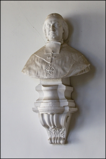 Décor de la cage d'escalier : buste d'un archevêque non identifié. © Région Bourgogne-Franche-Comté, Inventaire du Patrimoine