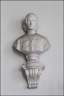 Décor de la cage d'escalier : buste du cardinal de Rohan-Chabot, archevêque. © Région Bourgogne-Franche-Comté, Inventaire du Patrimoine