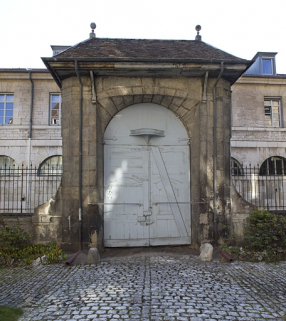 Vue du portail d'entrée depuis la cour, de face. © Région Bourgogne-Franche-Comté, Inventaire du Patrimoine