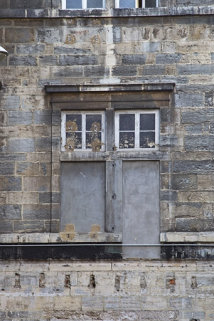 Façade postérieure, tour droite : détail d'une fenêtre du premier étage. © Région Bourgogne-Franche-Comté, Inventaire du Patrimoine