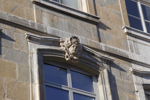 Façade extérieure, rue du lycée, porte-fenêtre du premier étage : détail de la clé décorée d'une tête féminine. © Région Bourgogne-Franche-Comté, Inventaire du Patrimoine