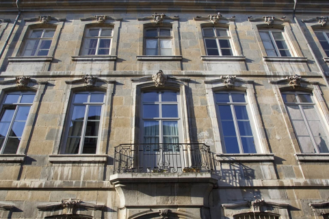 Façade extérieure, rue du lycée : détail des premier et deuxième étages, de face. © Région Bourgogne-Franche-Comté, Inventaire du Patrimoine