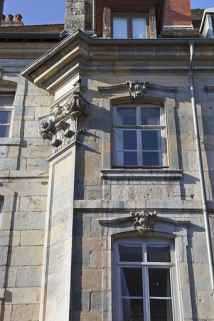 Façade extérieure, rue du lycée : détail du pilastre d'angle gauche. © Région Bourgogne-Franche-Comté, Inventaire du Patrimoine