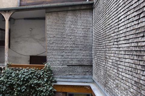 Ailes de l'escalier à cage ouverte et du passage cocher : détail de l'essentage en tavaillons. © Région Bourgogne-Franche-Comté, Inventaire du Patrimoine