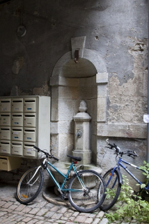 Cour : détail de la borne fontaine. © Région Bourgogne-Franche-Comté, Inventaire du Patrimoine