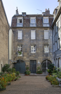Vue d'ensemble du logis secondaire depuis l'entrée de la cour : de face. © Région Bourgogne-Franche-Comté, Inventaire du Patrimoine