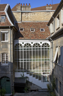 Escalier à cage ouverte sur cour : vue d'ensemble. © Région Bourgogne-Franche-Comté, Inventaire du Patrimoine