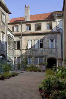 Logis principal : vue d'ensemble de la façade postérieure, depuis le fond de la cour. © Région Bourgogne-Franche-Comté, Inventaire du Patrimoine