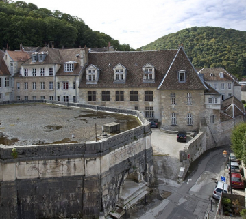 Vue d'ensemble de l'édifice depuis une fenêtre du vieil archevêché. © Région Bourgogne-Franche-Comté, Inventaire du Patrimoine