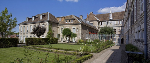 Logis principal : vue de l'aile droite depuis le fond du jardin, de trois quarts droit. © Région Bourgogne-Franche-Comté, Inventaire du Patrimoine