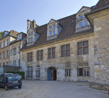 Logis principal, façade antérieure : de trois quarts droit. © Région Bourgogne-Franche-Comté, Inventaire du Patrimoine