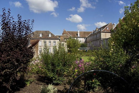 Vue d'ensemble de l'édifice depuis le fond du jardin. © Région Bourgogne-Franche-Comté, Inventaire du Patrimoine