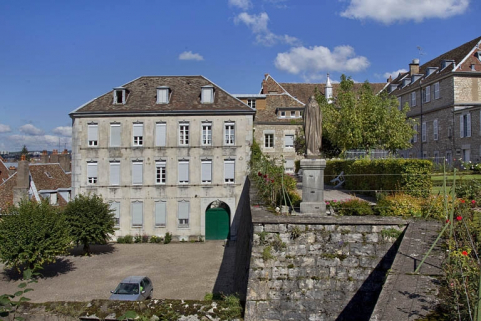 Vue d'ensemble de la basse-cour, depuis le fond du jardin. © Région Bourgogne-Franche-Comté, Inventaire du Patrimoine