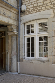 Logis principal, portique : détail de la colonne à l'extrémité droite. © Région Bourgogne-Franche-Comté, Inventaire du Patrimoine