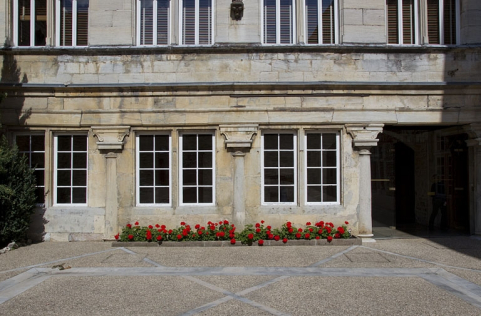 Logis principal : vue d'ensemble du portique. © Région Bourgogne-Franche-Comté, Inventaire du Patrimoine