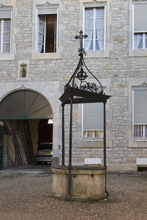 Détail du puits dans la cour basse. © Région Bourgogne-Franche-Comté, Inventaire du Patrimoine