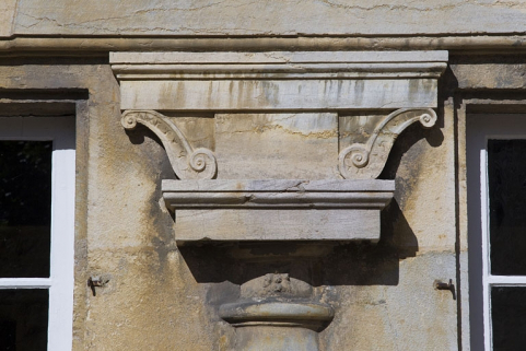 Logis principal, façade postérieure : détail d'une zapata du portique : de face. © Région Bourgogne-Franche-Comté, Inventaire du Patrimoine