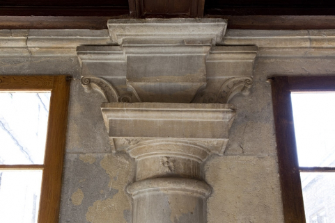 Logis principal, intérieur du portique : détail d'une zapata de face. © Région Bourgogne-Franche-Comté, Inventaire du Patrimoine