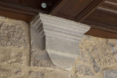 Logis principal, intérieur du portique : détail d'une console supportant le plafond. © Région Bourgogne-Franche-Comté, Inventaire du Patrimoine