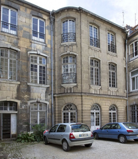 Logis principal : détail de l'aile droite de l'escalier, de trois quarts gauche. © Région Bourgogne-Franche-Comté, Inventaire du Patrimoine