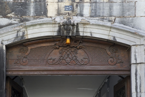 Logis principal : détail du décor du tympan en menuiserie de la porte d'entrée. © Région Bourgogne-Franche-Comté, Inventaire du Patrimoine