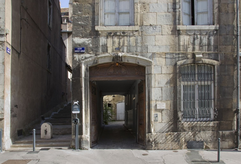 Logis principal : détail du passage cocher depuis la rue, vue éloignée. © Région Bourgogne-Franche-Comté, Inventaire du Patrimoine