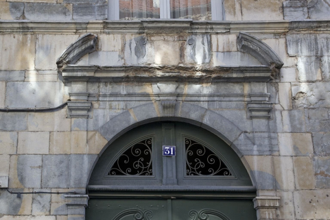 Logis principal, portail d'entrée : détail du fronton interrompu. © Région Bourgogne-Franche-Comté, Inventaire du Patrimoine