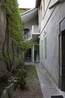 Deuxième logis secondaire : détail de la façade postérieure depuis l'entrée de la deuxième courette. © Région Bourgogne-Franche-Comté, Inventaire du Patrimoine