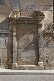 Premier logis secondaire, façade antérieure : détail d'une porte murée. © Région Bourgogne-Franche-Comté, Inventaire du Patrimoine