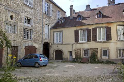 Deuxième logis secondaire, façade antérieure : de trois quarts droit. © Région Bourgogne-Franche-Comté, Inventaire du Patrimoine