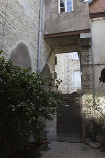 Détail de la courette débouchant sur la cour principale. © Région Bourgogne-Franche-Comté, Inventaire du Patrimoine