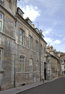Vue d'ensemble depuis la rue, de trois quarts gauche. © Région Bourgogne-Franche-Comté, Inventaire du Patrimoine
