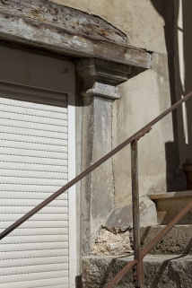 Façade postérieure du premier logis secondaire, vestiges supposés d'un portique : détail d'un chapiteau toscan. © Région Bourgogne-Franche-Comté, Inventaire du Patrimoine