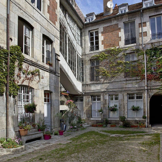 Façade postérieure du logis principal et escalier à cage ouverte, de trois quarts gauche. © Région Bourgogne-Franche-Comté, Inventaire du Patrimoine