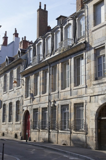 Vue d'ensemble depuis la rue, de trois quarts droit, vue rapprochée. © Région Bourgogne-Franche-Comté, Inventaire du Patrimoine