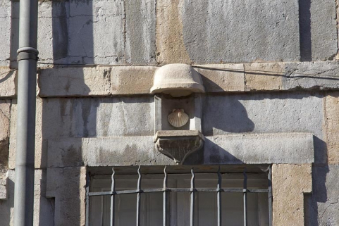 Logis principal, façade antérieure : détail d'une niche au-dessus d'une fenêtre du rez-de-chaussée. © Région Bourgogne-Franche-Comté, Inventaire du Patrimoine