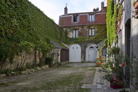 Deuxième logis secondaire : vue d'ensemble depuis l'entrée de la cour. © Région Bourgogne-Franche-Comté, Inventaire du Patrimoine