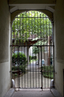 Vue d'ensemble de la cour depuis le portail d'entrée. © Région Bourgogne-Franche-Comté, Inventaire du Patrimoine