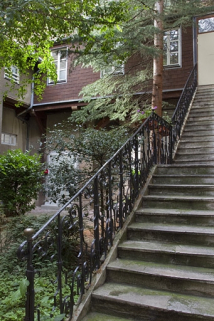 Premier logis secondaire : détail dela rampe en ferronnerie de l'escalier extérieur. © Région Bourgogne-Franche-Comté, Inventaire du Patrimoine