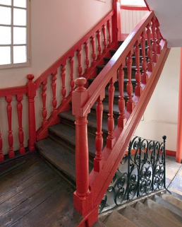 Escalier à cage ouverte : détail de la rampe en ferronnerie, puis à balustres de bois tourné. © Région Bourgogne-Franche-Comté, Inventaire du Patrimoine