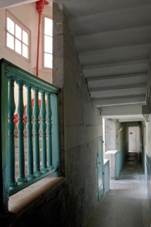 Logis principal, couloir : détail du passage sous l'escalier à cage ouverte. © Région Bourgogne-Franche-Comté, Inventaire du Patrimoine