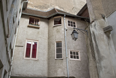 Escalier à cage ouverte : détail de la partie supérieure depuis la cour. © Région Bourgogne-Franche-Comté, Inventaire du Patrimoine