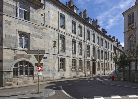 Vue d'ensemble depuis la rue, de trois quarts gauche. © Région Bourgogne-Franche-Comté, Inventaire du Patrimoine